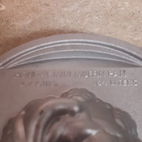 Nordic Ware holiday mini muffin pan - Picture 6 of 6